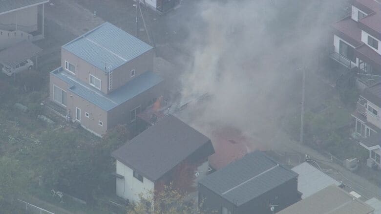 【速報】「一軒家が燃えている」3連休最終日の札幌で火事…近隣に建物に延焼か_消防車など11台で消火活動中〈北海道札幌市〉｜FNNプライムオンライン