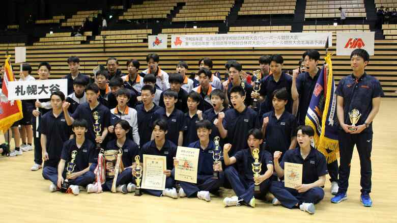 【高校バレー】インターハイ北海道予選・男子 札幌大谷がとわの森三愛を破り2年ぶり2度目のV 骨折からチーム復帰したセッター三谷「去年の先輩たちの分も、絶対に勝ちたい大会」|FNNプライムオンライン