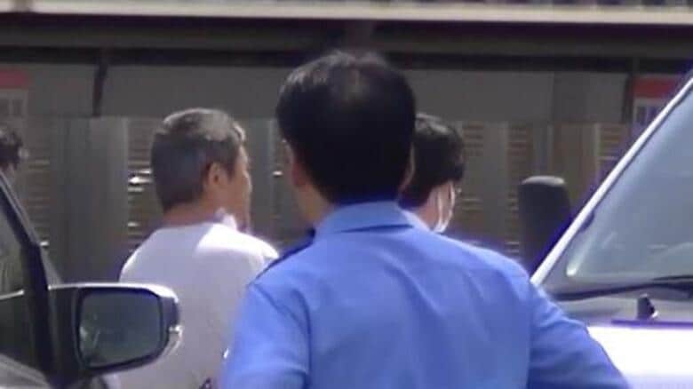 【速報】近所に住む54歳男を逮捕　最初に背中を刺したあと追いかけて今度は腹部を刺す　庭の草木をめぐりトラブルか　公民館刺殺事件　事件後に自らの首を切って入院も留置に耐えられると判断　容疑を一部否認｜FNNプライムオンライン