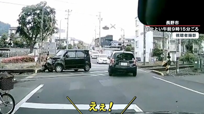 踏切内に大破した軽乗用車が…