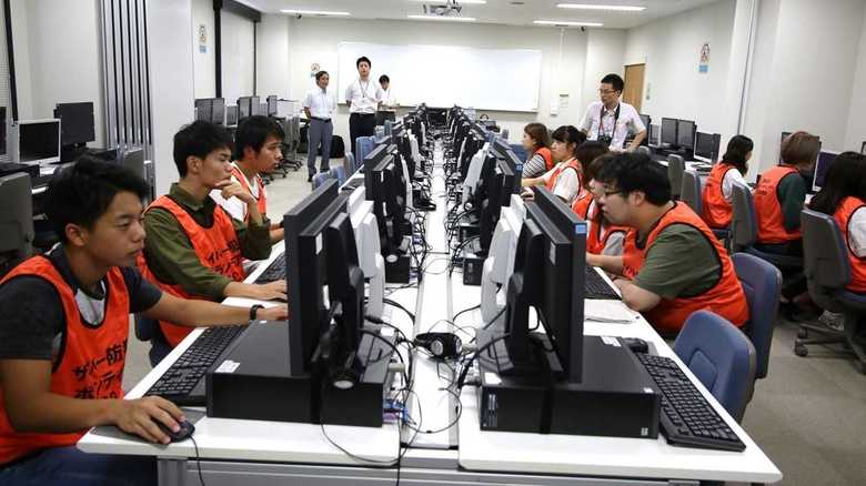 10日のサイバーパトロールの様子(提供:熊本学園大学 広報室)