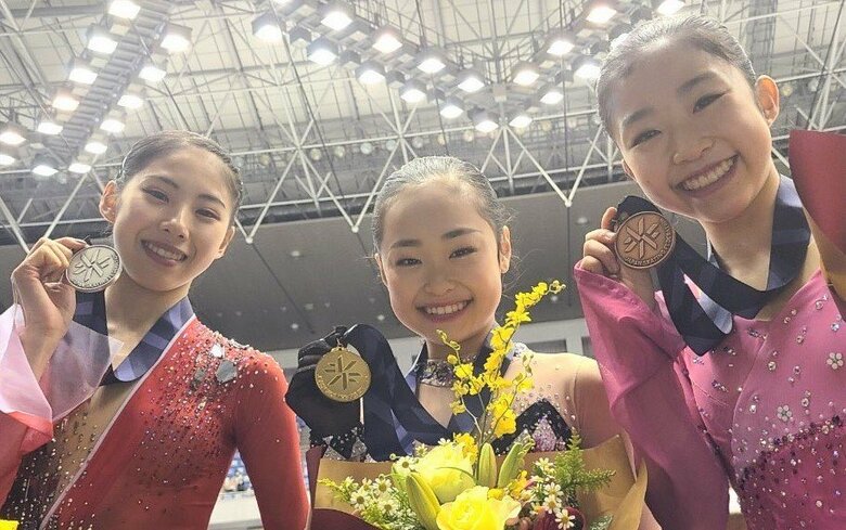 ジュニア女子で優勝した住吉りをん、島田麻央、千葉百音(左から)