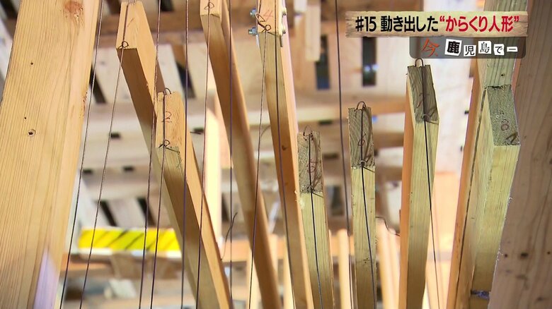 たくさんのひもや木の棒が複雑に組まれている