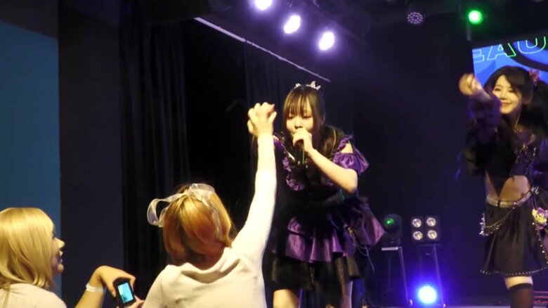 ファンとハイタッチする中国の地下アイドル