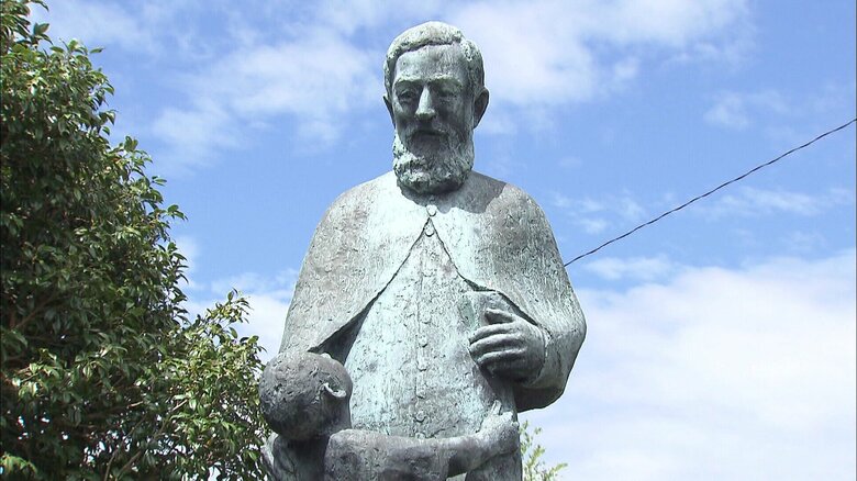 フランス人宣教師「マルコ・マリー・ド・ロ神父」の像