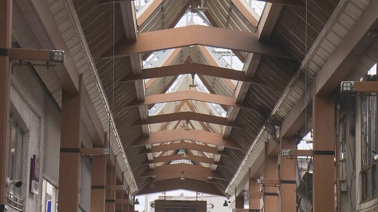自動的に屋根が開く排煙の装置備える