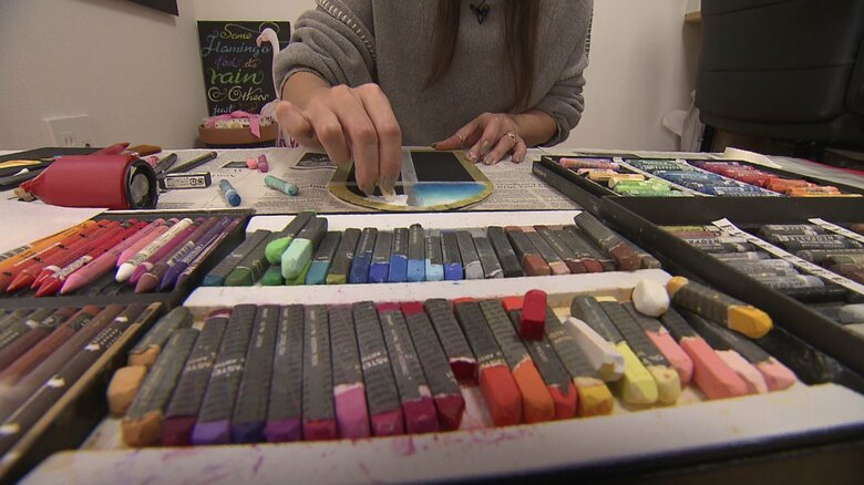 チョークアートに使うのは「オイルパステル」