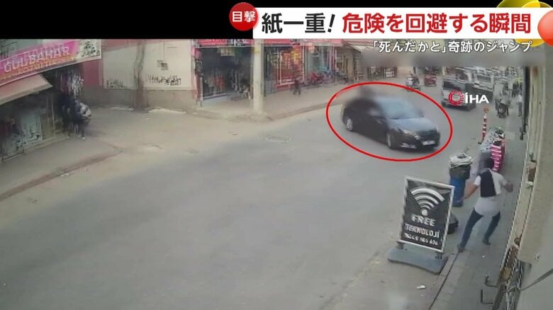 車が暴走し、男性がジャンプで回避する瞬間（トルコ）③