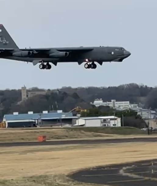 2024年4月2日17時過ぎ、1年ぶりに横田基地に着陸する米空軍B-52H大型爆撃機。(視聴者提供映像より)