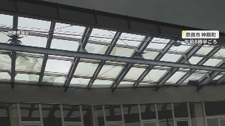 市内の自動車販売店では、屋根部分のガラスが複数枚割れ一部が落下