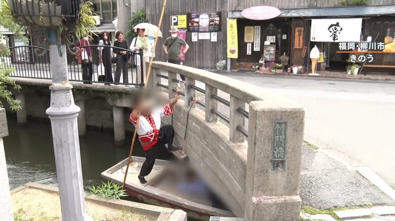 船頭が舟から橋へよじ登り