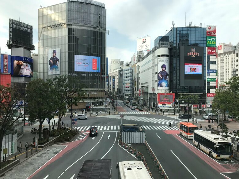 コロナ禍の緊急事態宣言でほとんど人影が消えた渋谷駅前（2020年4月21日）