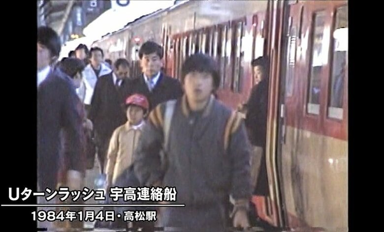 高松駅で列車を降り、桟橋に移動する乗客たち