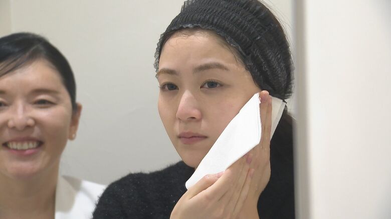 清潔なタオルで抑えるように水をふきとる