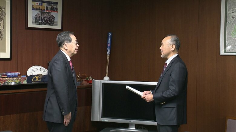 有識者会議の終了を国交相に報告する中村座長（2023年12月）