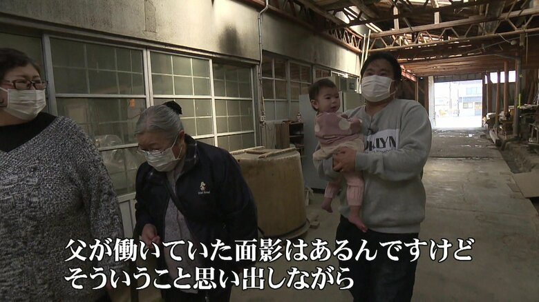 父・房信さんが働いていた醤油店に訪れた櫻田朋房さん家族ら