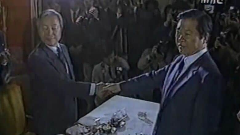 1987年大統領選に向け候補一本化交渉を行う金泳三氏（左）と金大中氏（右）　交渉は決裂し共倒れに