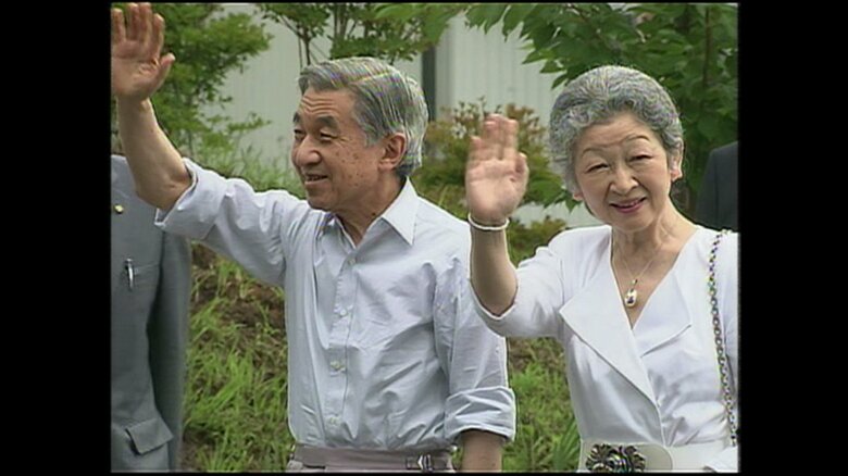 南ヶ原開拓地で出迎えに応えられる両陛下