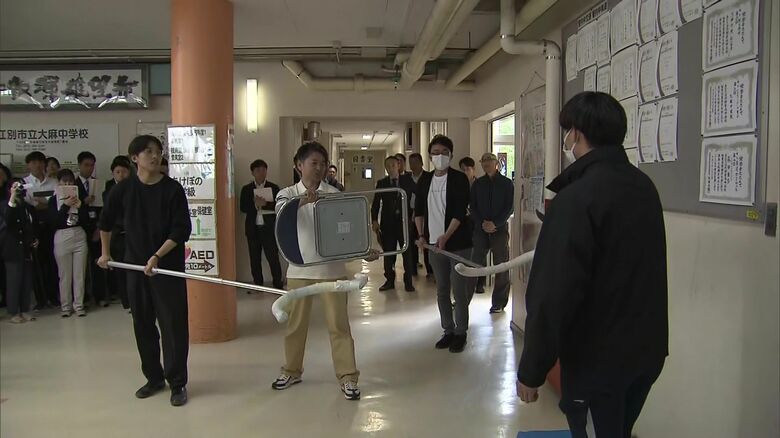 不審者役がナイフを持ち登場