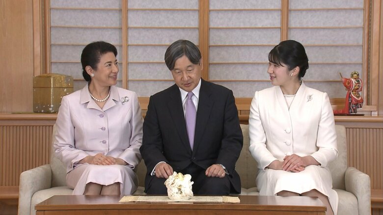 京焼の龍の置物を手に談笑される天皇ご一家（御所の談話室で2023年12月23日撮影）