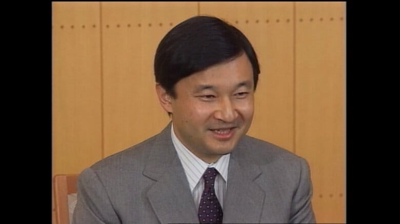 誕生日の記者会見に臨まれる天皇陛下　1999年