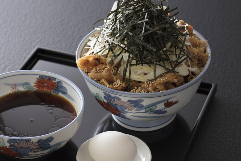 独自のめんつゆにラー油、つけ麺スタイルの冷たい肉そば