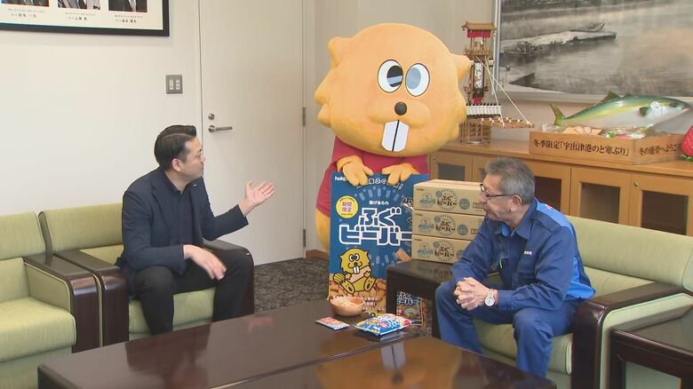 高﨑社長（左）は味付けに胸を張る