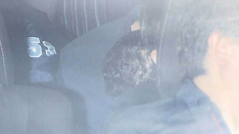 うつむくバジョナ・ロドリゲス容疑者（東京・麻布署 7日午前11時20分ごろ）