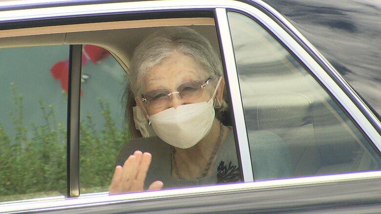 板橋区立美術館を出られる美智子さま