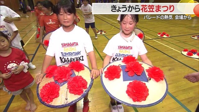 左が従来の県産花笠、右がベトナム産花笠