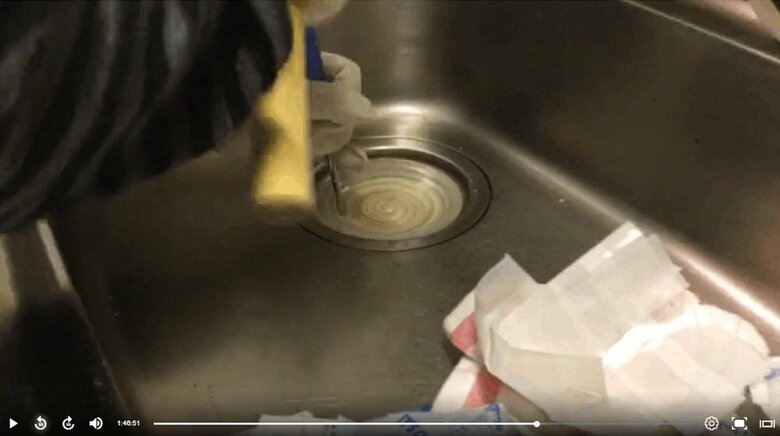 皿が取れる瞬間　真ん中から割ろうと叩く