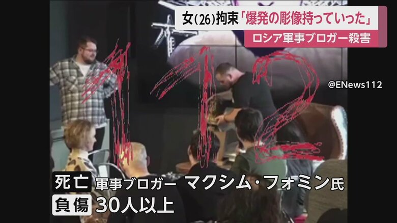 彫像のようなものを箱に戻すフォミン氏