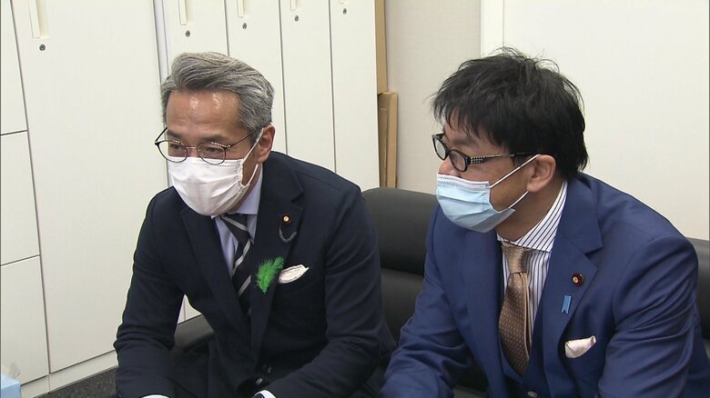 堀井氏と話す青山周平議員（19日）