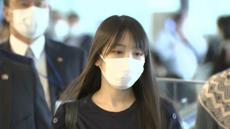 ニューヨークに出発する小室夫妻(14日 羽田空港)