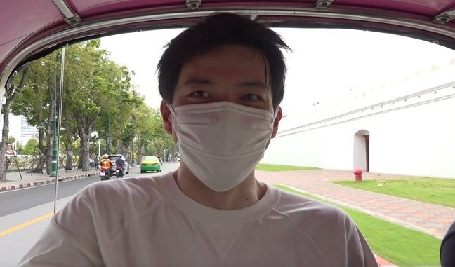 一人でタイを訪れた健大さん（31） 三輪タクシー「トゥクトゥク」の車内にて