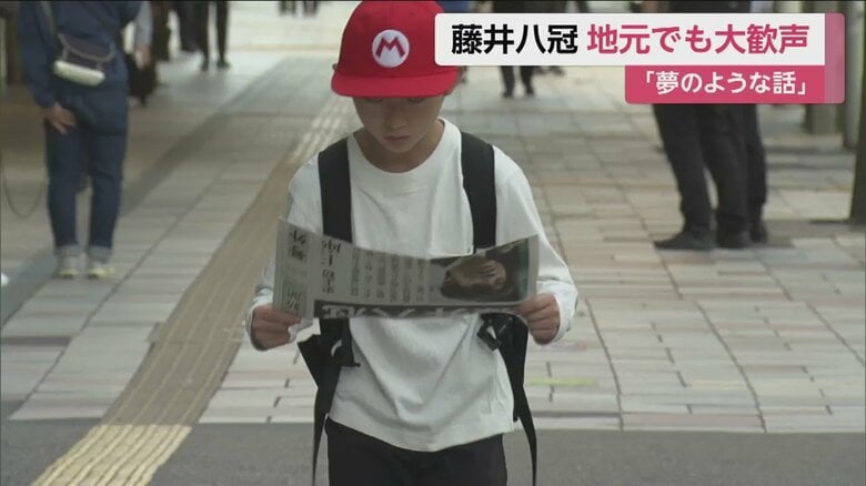 一夜明けてからも、号外が配られた（名古屋駅　午前8時ごろ）