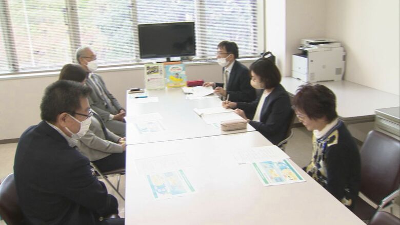 法改正について話し合う保護司と保護観察官