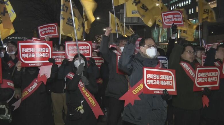 ソウル市医師会が開いた抗議デモ　雪が舞う中、約300人が集まった（2月22日夜）