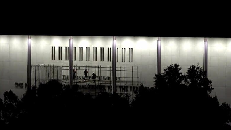 トランプ大統領の名前を撤去する作業員たち（2026年6月13日）