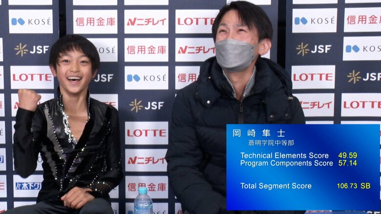 自己ベストが出てガッツポーズする岡崎隼士