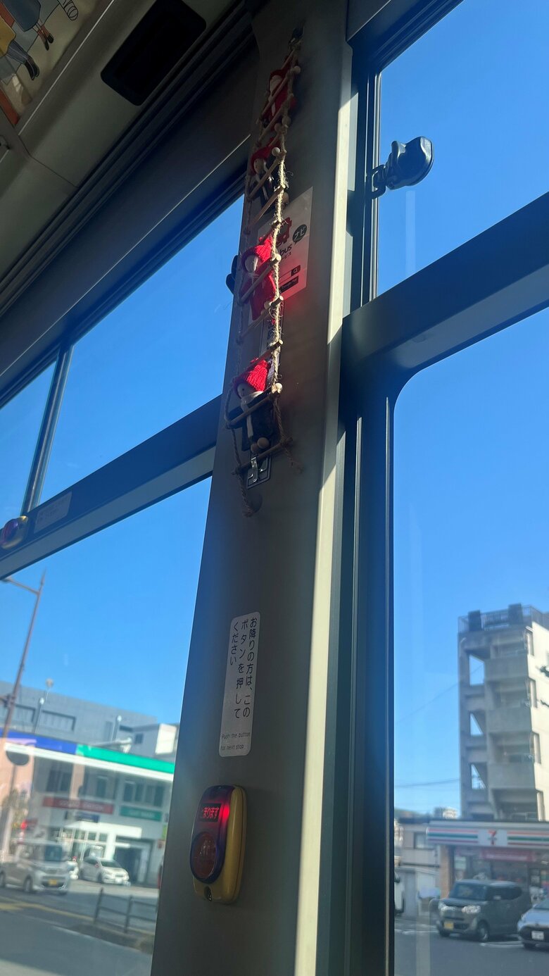 降車ボタンの上にもサンタさんがいた！