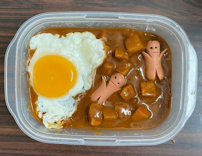 遊泳禁止エリア（のカレーの中で）で泳ぐウインナー星人