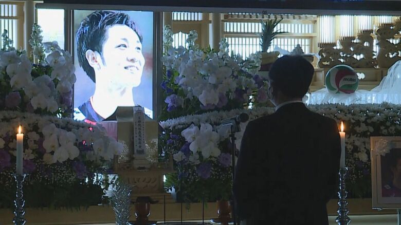 高校時代の恩師・佐々木隆義さん　言葉を詰まらせながら別れの言葉を告げた