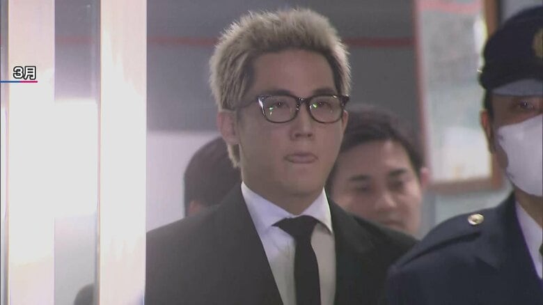 保釈されたSIMON被告（2026年3月）
