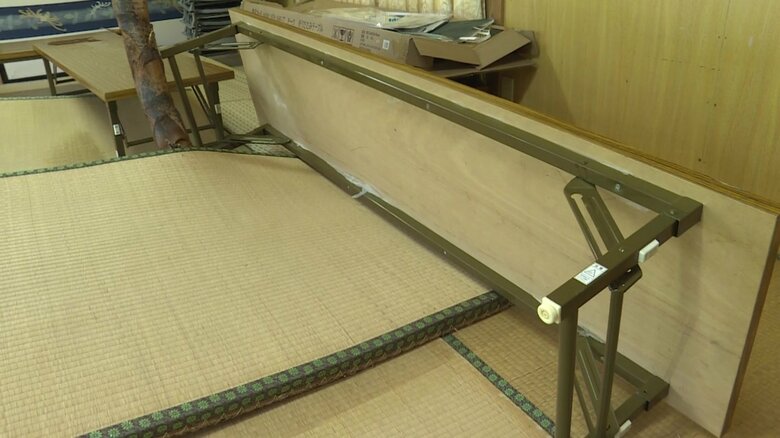 畳は無残にめくれ上がり机は仰向けに…