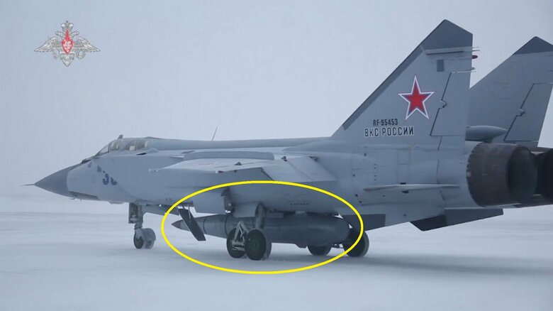 ロシア軍のMiG-31K攻撃機に吊り下げられたKh-47M2キンジャール極超音速空中発射弾道ミサイル（黄円）