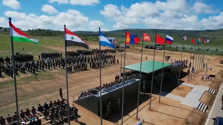 ロシア主催「ボストーク2022」演習開会式。インド、中国など14ヵ国などが参加。参加人員ロシア発表「5万人以上」、英国防相発表「1万50000人以上参加の可能性は低い」