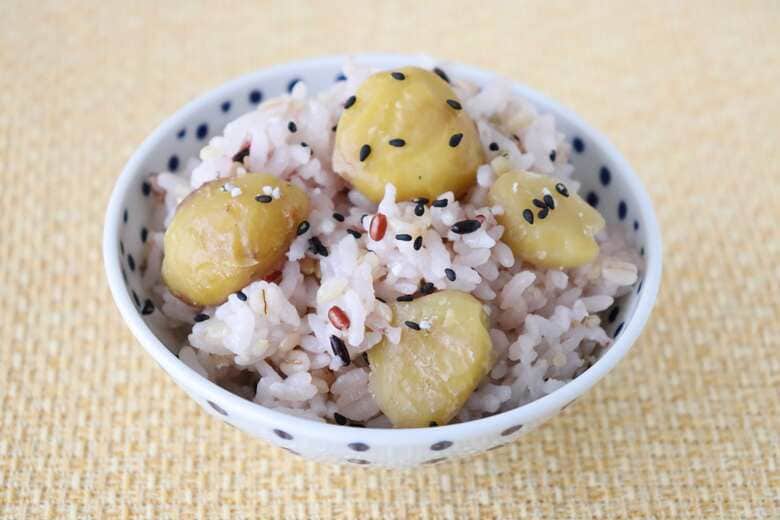 栗ご飯は雑穀米がよく合います。ごま塩をぱらりとふって。おにぎりにしても最高！