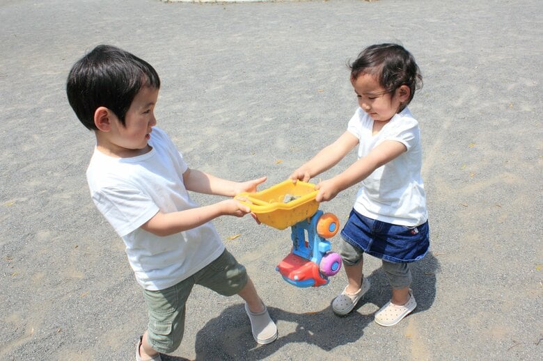 子どものトラブルに大人が介入しすぎないことが大切（画像：イメージ）
