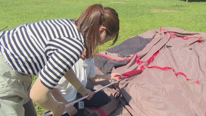 スタッフのサポートを受けながらテントを組み立て